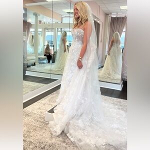 BRAND NEW 2024 designer wedding dress - 3D floral applique!